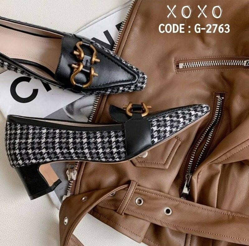 คัชชูหน้าวี ห้วแหลม ทรงเทย์ วัสดุผ้าทวีส ด้านหน้าติดอะไหล่ตะขอเกี่ยวสีทอง สวยงาม แมทส์ชุดง่าย น้ำหนักเบา มีส้นเล็กน้อย กำลังใส่สบาย