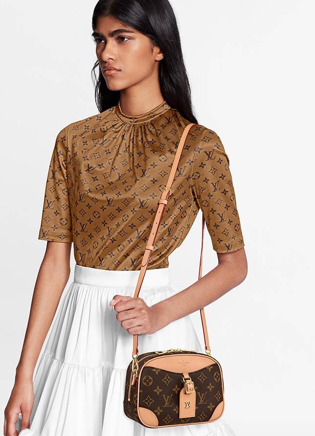 LV Deauville Mini Monogram Canvas bag เดอะเบสท์เซลเลอร์ ที่ใครก็ตามหา กับกระเป๋าสะพายทรงกล่อง ไซส์เล็กกะทัดรัด พกพาสะดวก รูปทรงสวยหรู วัสดุหนังแคนวาสสลับหนัง