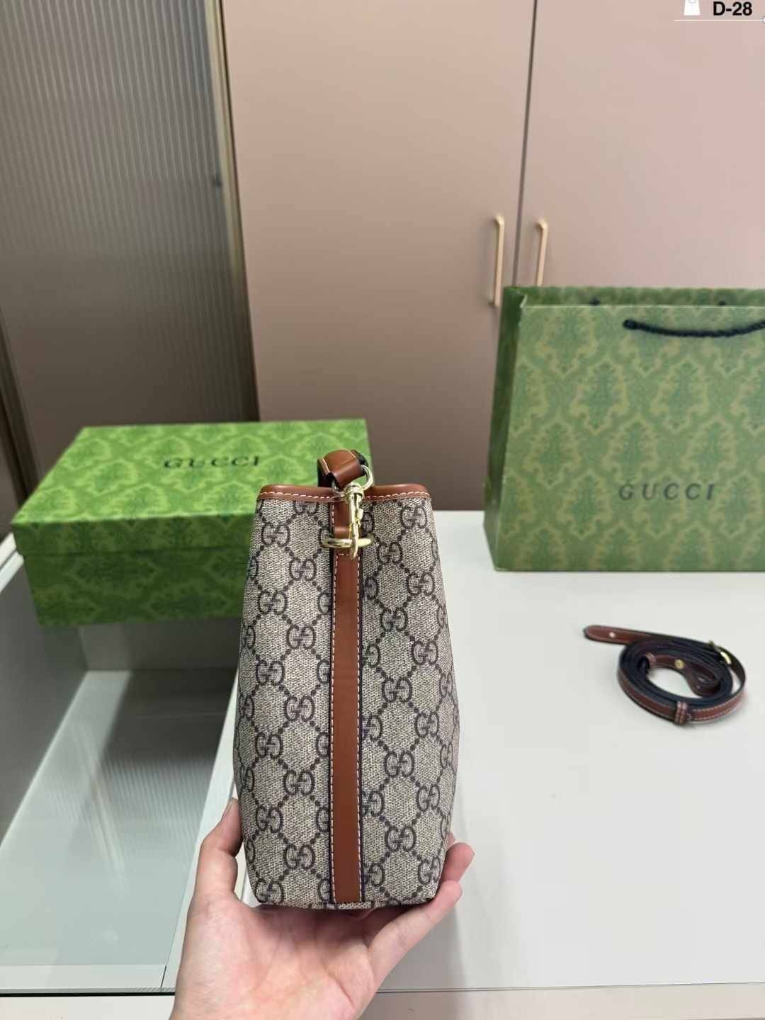 GUCCI GG Emblem mini bucket bag กระเป๋าทรงบัคเก็ตวินเทจรูปทรงใหม่ งานแบรนด์หรู รุ่นนี้ทำออกมาตอบโจทย์ความฮิตมีห่วงอยู่ด้านหน้า สำหรับห้อยตุ๊กตา พวงกุญแจ หรือจะผูกโบว์สวยๆก็เลิศ ดีไซส์สวยใช้งานง่าย ภายในโล่งกว้าง