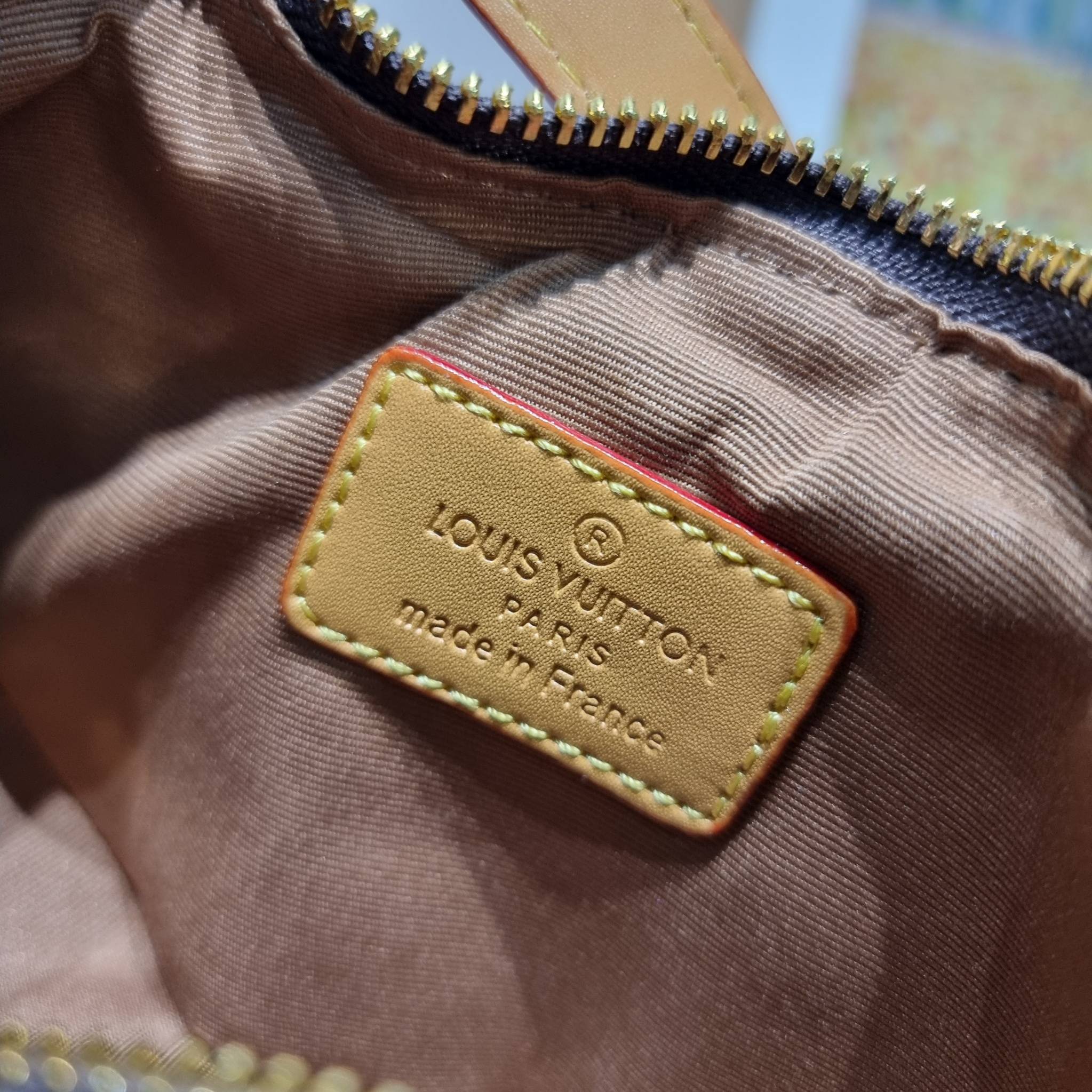 สุดยอดเดอะเบสท์ไอเท็ม ต้องยกให้เลย กับกระเป๋าสะพายทรงบาแกตต์ สวยหรู ดูแพงมาแต่ไกล LV loop bag ยังคงคลาสสิค ผู้ดี หรูหรา ขนาดกำลังพอดี ใส่โทรศัพท์ได้ทุกรุ่น วัสดุหนังแคนวาสคุณภาพ ด้านหน้ามีช่องซิปแยก สายสะพายมีมาให้ถึง 2 แบบ สลับใช้ได้เลยแบบไม่มีเบื่อ จะลุ