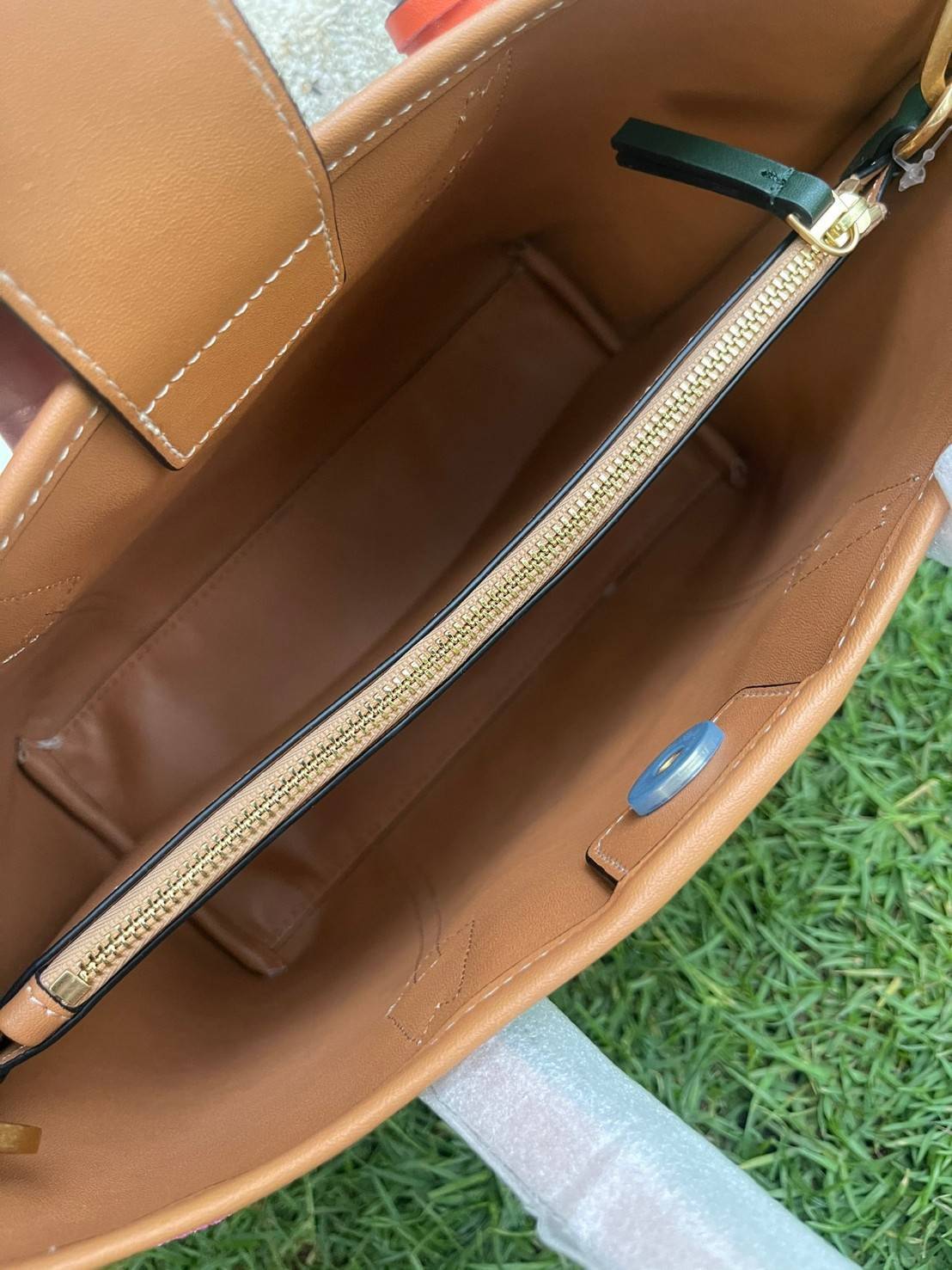 ของแท้ 💯% Tory burch perry coupe small triple-compartment tote bag เปลี่ยนบรรยากาศมาพักผ่อนแบบ Staycation สร้างสีสันให้วันพักร้อนสไตล์สาว Tory Burch กระเป๋าหลากสีสัน