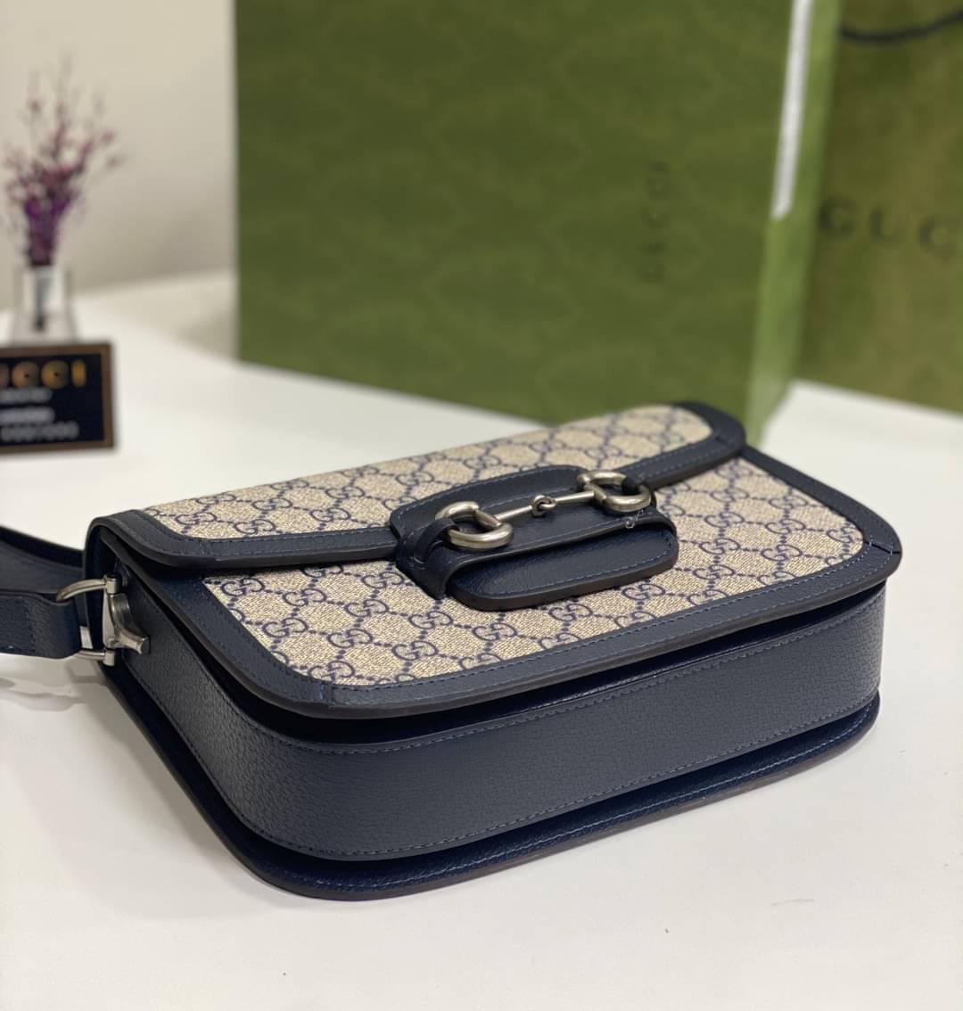 GUCCI Horsebit 1955 GG mini bag กระเป๋าสะพายสุดหรู ผ้าแคนวาส GG Supreme ดีไซน์ร่วมสมัยผ่านการออกแบบใหม่ ถ่ายทอดความรู้สึกเกี่ยวกับการละทิ้งกฎเกณฑ์เดิมๆ ของแฟชั่นผ่านการออกแบบ โดยแบรนด์ถ่ายทอดแนวคิดที่ว่าชิ้นงานควรอยู่เหนือกาลเวลา