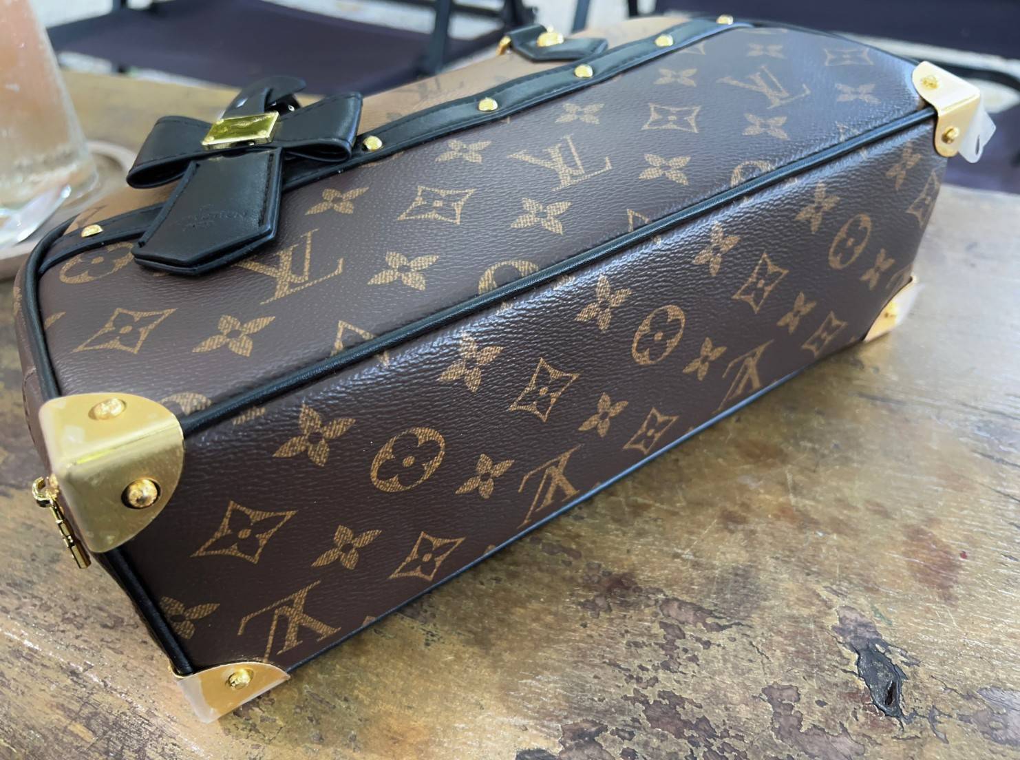 ORI หนังแท้ | LV x TM Handbag East West Murakami ซีซั่นนี้จะเป็นรุ่นไหนไปไม่ได้นอกจากรุ่นใหม่ล่าสุด พิมพ์ลายโมโนแกรมทั้งใบทรงล้ำสมัย หนังแท้นิ่มอย่างดี ประดับด้วยหมุดโลหะสีทองสุดหรูค่ะ