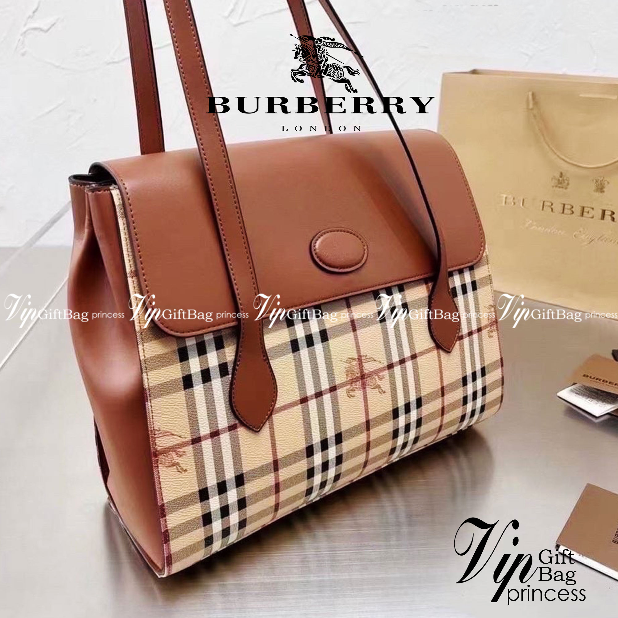 BURBERRY london kelly bag vintage with strap Gift Bag / BURBERRY Messenger Bag กระเป๋าสะพายขนาดที่พอเหมาะกับการใช้ในชีวิตประจำวัน รูปทรงคลาสสิกที่ไม่ทิ้งในเรื่องของคุณสมบัติการใช้งานลวดลาย Vintage Check ที่ถือว่าเป็นสัญลักษณ์อันเก่าแก่ของแบรนด์ เสริมทุกสไ