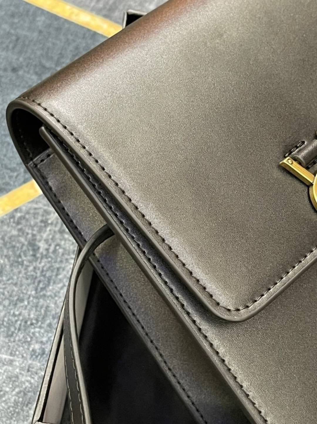 หนังแท้ YSL Yves Saint Laurent small leather shoulder bag กระเป๋าสะพายทรงเหลี่ยมแนวตั้งดีไซน์สวยหรูอยู่ทรงมีโลโก้แบรนด์ด้านหน้า อะไหล่ทองสวยหรู ภายในโล่งกว้าง สายสะพายหนังยาวปรับระดับได้ Rare items เด็ดๆแบบนี้ห้ามพลาด!