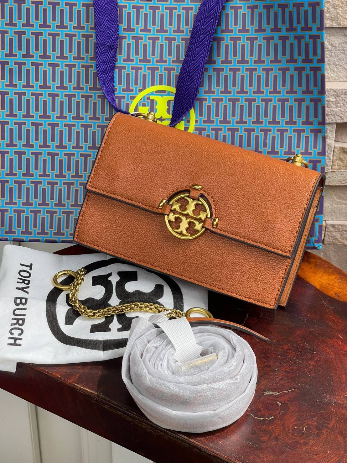 Tory burch miller mini bag หนึ่งในแบรนด์เนมยอดฮิตระดับโลกที่สายแฟชั่นตัวจริงต้องมีสักใบในตู้ เพราะเป็นแบรนด์ที่เหล่าบรรดาเซเลปและดาราใช้กันเยอะมาก รุ่นก็เป็นอีกหนึ่งใบที่คุ้มค่าคุ้มราคามากค่ะ ด้วยดีไซน์กึ่งทางการ กึ่งลำลอง จึงใช้งานได้หลายโอกาส แม้จะมีขนา