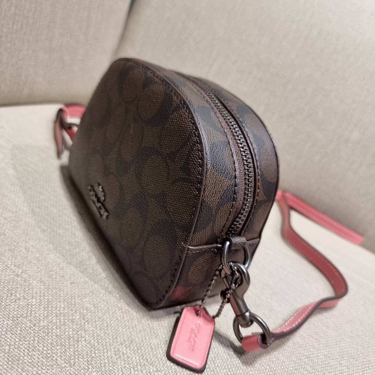 COACH 2628 MINI SERENA CROSSBODY IN SIGNATURE CANVAS ใหม่ที่สุด!! พร้อมส่งทุกสีเด็ด!! ย่อส่วนกระเป๋าสะพายคอลเลคชั่นยอดฮิต มินิเซเรนา ที่รับรองว่าน้องน่ารักม้ากกก!! ขนาดเล็กกุ๊งกิ๊ง แต่ดีเทลยิ่งใหญ่ วัสดุหนังแคนวาสเคลือบลาย เปิด-ปิดด้วยซิป สะดวกใช้ ภายในเป