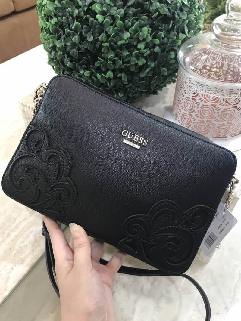 GUESS CROSSBODY/SHOULDER DEVYN BAG 2018 New arrival กระเป๋าสะพายไหล่หรือ crossbody วัสดุหนัง น้ำหนักเบา ด้านหน้างานปักหนังลายดอกไม้เพิ่มดีเทล เปิดปิด กระเป๋าด้วยซิปแบบหนัง+พร้อมลูกกุญห้อย ด้านในโล่ง และมี ช่องซิปหนึ่งช่อง พร้อมช่องใส่นามบัตร 2 ช่องค่ะ ผ้า
