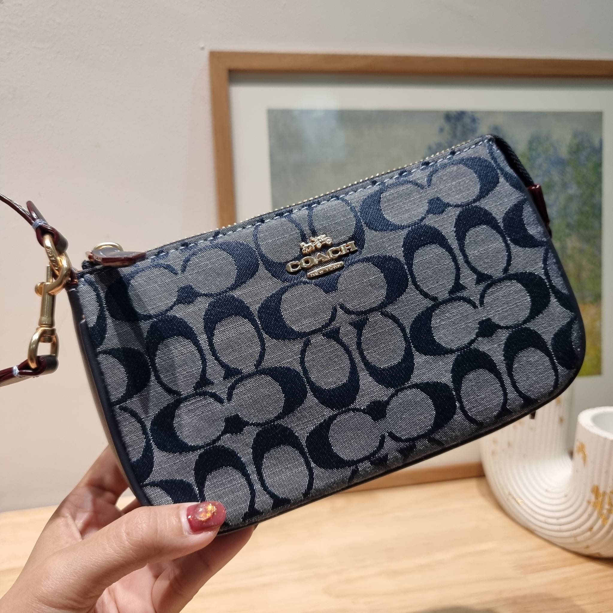 COACH Nolita 15 In Signature Chambray C8665 พร้อมส่ง คอลเลคชั่นใหม่ น่ารักน่าใช้ ในสไตล์คลาสสิค กระเป๋าทรงพอชขนาดมินิ สาวๆเห็นใบจริง ยังไงก็ต้องหลงรักไอเท็มนี้แน่นอนจ้า