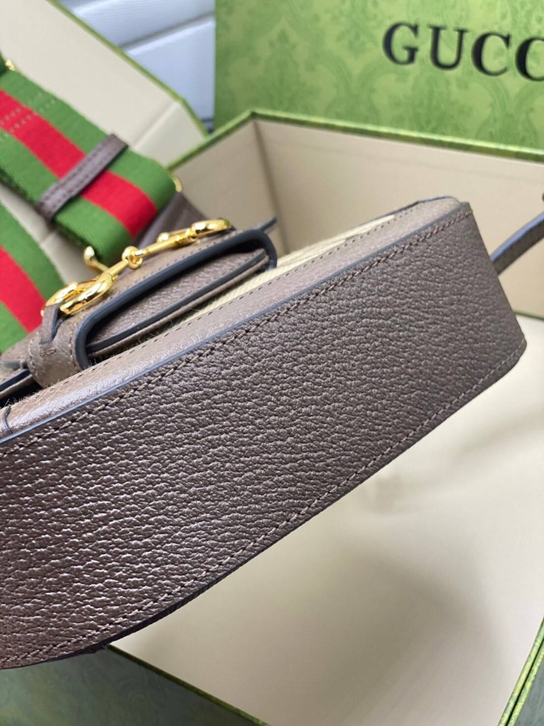 หนังแท้ 】Gucci Horsebit 1955 jumbo GG mini bag 20cm พร้อมส่งที่ไทย เกรดออริจินอล ลายใหม่ Jumbo Double G กระเป๋าสะพายขนาดมินิ โดดเด่นด้วยเว็บเฮาส์สีเขียวและสีแดงอันเป็นเอกลักษณ์ ซึ่งเป็นหัวเข็มขัดแบบร่วมสมัยของกุชชี่จากยุค 70 เสริมการออกแบบแต่ละชิ้นด้วยโลโ