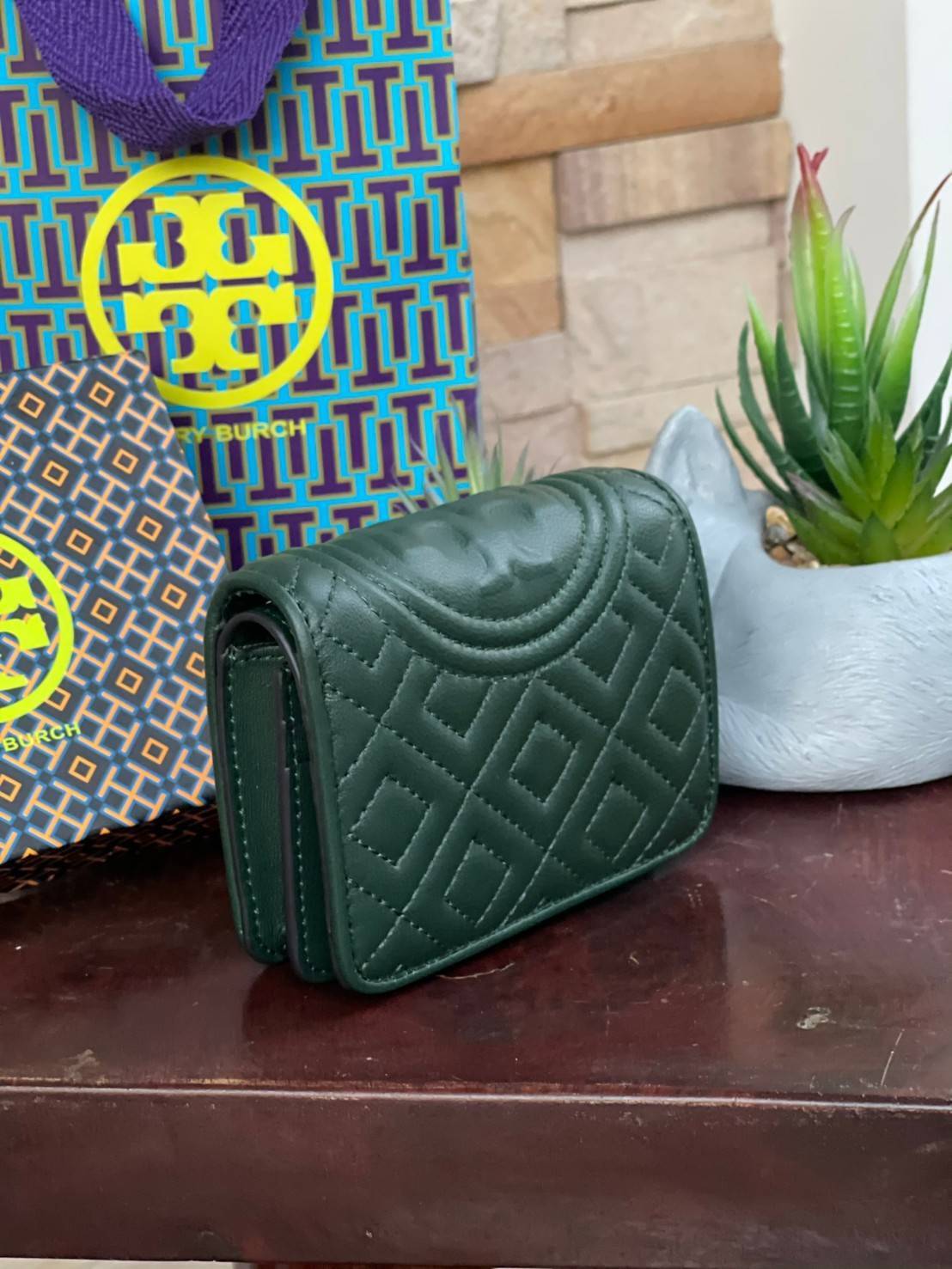 ของแท้ 💯% Tory burch fleming bifold mini wallet กระเป๋าสตางค์ทรงพับ2ตอนที่มีฟังก์ชั่นครบ ทั้งใส่การด์ เหรียญและธนบัตรได้ ดีเทลลายตารางเย็บสองชั้น