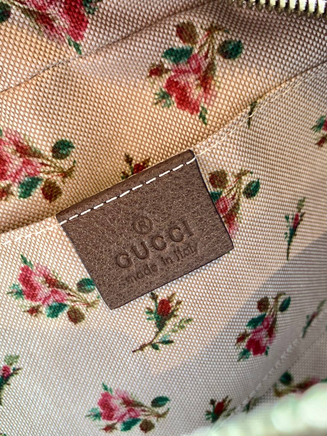 ORI หนังแท้ GUCCI GG SUPREME MESSENGER BAG กระเป๋ารุ่น Unisex ใช้ได้ทั้งหญิงชาย อีกหนึ่งไอเทมที่ต้องมีติดตัวสักใบค่ะ กระเป๋าสะพายข้างหรือครอสบอดี้ร์ งานหนังแกะแท้คุณภาพเกินราคา