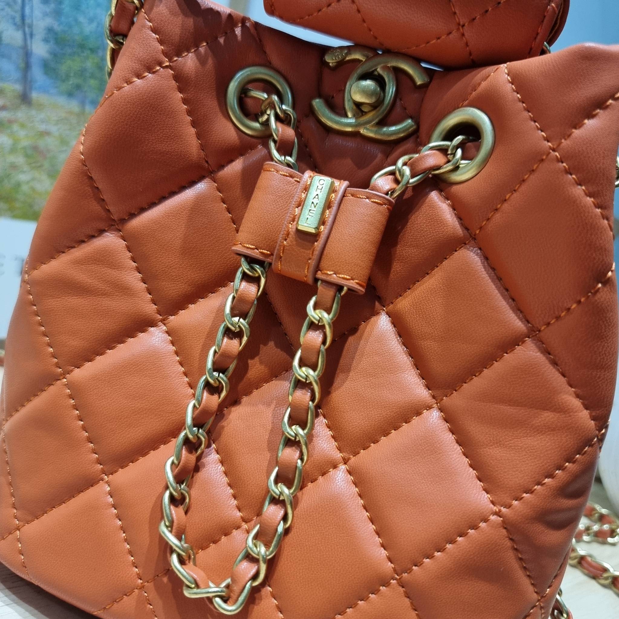 Chanel small backpack กระเป๋าสะพายหลังใบเล็ก โลหะสีทอง ดีไซน์ 2023 น้องน่ารักตะโกนม้าก!! กับกระเป๋าทรงเป้ ขนาดน่ารักน่าใช้ ดีเทลดีงาม มีใบลูกติดในตัวกระเป๋า สะดวกใช้สุดๆ