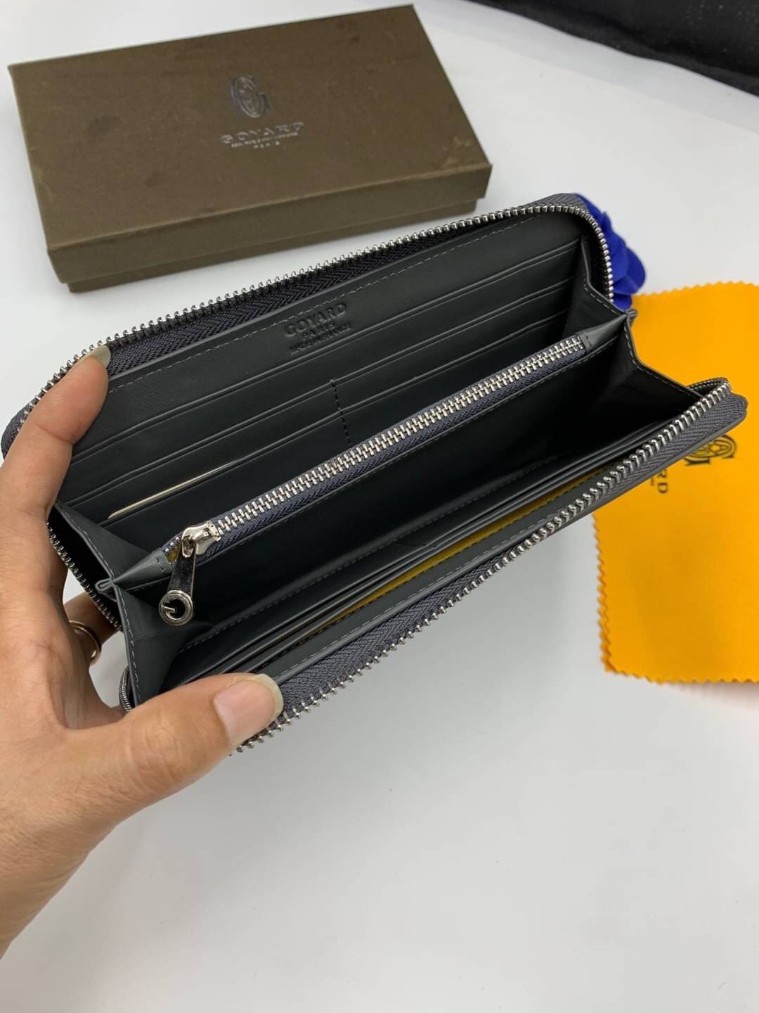 VIP GIFT 】GOYARD round zipper Matignon Long Wallet กระเป๋าสตางค์ซิปรอบใบยาว พร้อมส่ง 6 สี เหมาะกับการใช้งานทุกรูปแบบ นอกจากเพิ่มความมั่นใจแล้ว ยังทำให้ชีวิตของเราง่ายขึ้นอีกด้วย โดยการเปิดปิดแบบซิปรอบ สามารถใส่ธนบัตร เหรียญ บัตรต่างๆได้หลายใบเลยทีเดียว ขน