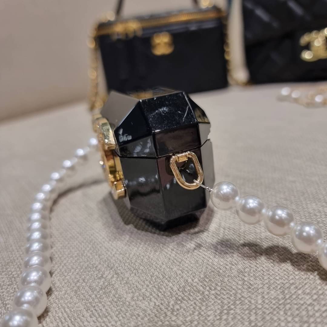 VIP 🥂 เซ็ทคือที่สุดของความคุ้ม EXCLUSIVE MIX ITEM!! CHANEL GIFT BOX SET กลับมาอีกครั้งกับไอเท็มสุดหรูชวนให้สะสม สุดยอดของรุ่นยอดฮิตพร้อมเสิร์ฟครบชุด สุดคุ้ม มาพร้อมกระเป๋าสะพายถึง 2 ใบ คอลเลคชั่นของมันต้องมี ทั้งตัวคลาสสิคและ vanity และสุดยอดของหา