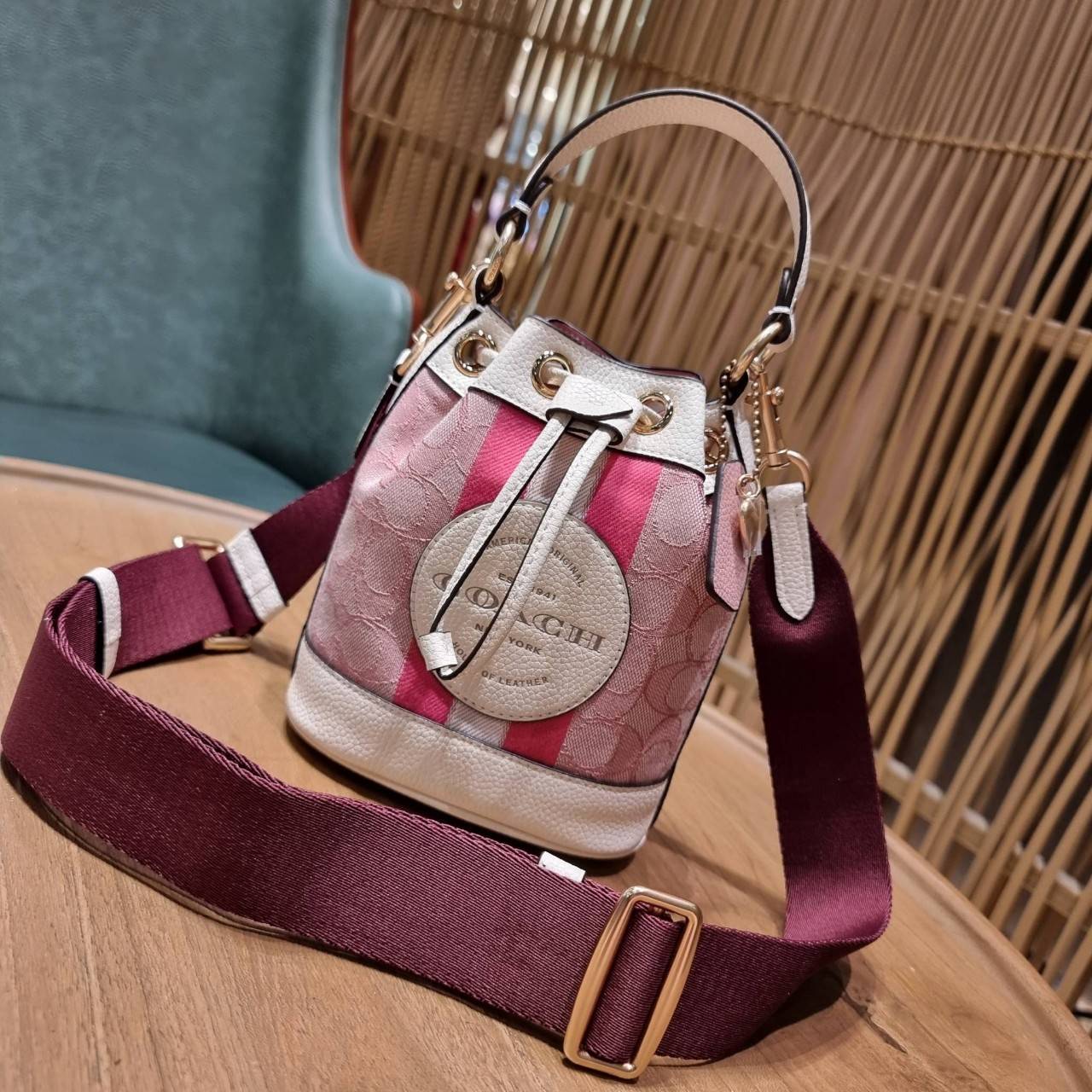 COACH C5121 DEMPSEY 15 DRAWSTRING MINI BUCKET BAG น้องคนสวยมาใหม่จ้า รุ่นใหม่กริ๊บ!! ยังไม่เข้าช็อปไทย ละมุนคุณหนูต้องมาแล้วแหละ กระเป๋าทรงถังไซส์มินิ ใช้งานง่ายด้วยการรูดหนังปิดรอบปากกระเป๋า ทุกอย่างลงตัวที่สุด!! มาพร้อมตัวห้อยรูปหัวใจสีทองกุ๊กกิ๊ก น่ารั