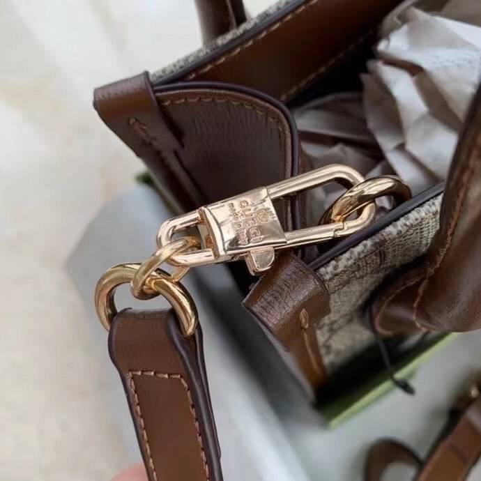 Gucci mini Tote กระเป๋าสะพายข้าง Premiumgift วัสดุหนังแท้ ด้านในโล่ง ใส่กระเป๋าตังค์ ใส่โทรศัพท์ Iphone+ ได้ สายยาวปรับระดับได้ Crossbody ได้ น้ำหนักเบา มาพร้อมกล่องและลิปบิ้นแบรนด์ สวยหรูดูแพง จะซื้อใช้เองหรือเป็นของขวัญก็เหมาะ ได้ไปไม่ผิดหวังค่ะ ไอเท็มน