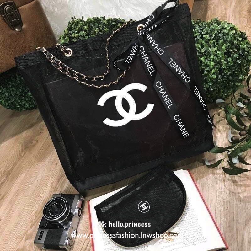 Chanel GWP Shopping Bag With Pouch VIP Gift With Purchase 2 in 1 กระเป๋าสะพายทรง Shopping Bag พร้อมกระเป๋า Pouchใบเล็กเเพ็คคู่ VIP. gift แท้ จาก Chanel Perfume Counter วัสดุ Nylon โปร่ง คุณภาพดี ใบใหญ่ เปิดปิดด้วยแม่เหล็กซ่อนด้านใน พร้อมสายสะพายโซ่อะไหล่ท