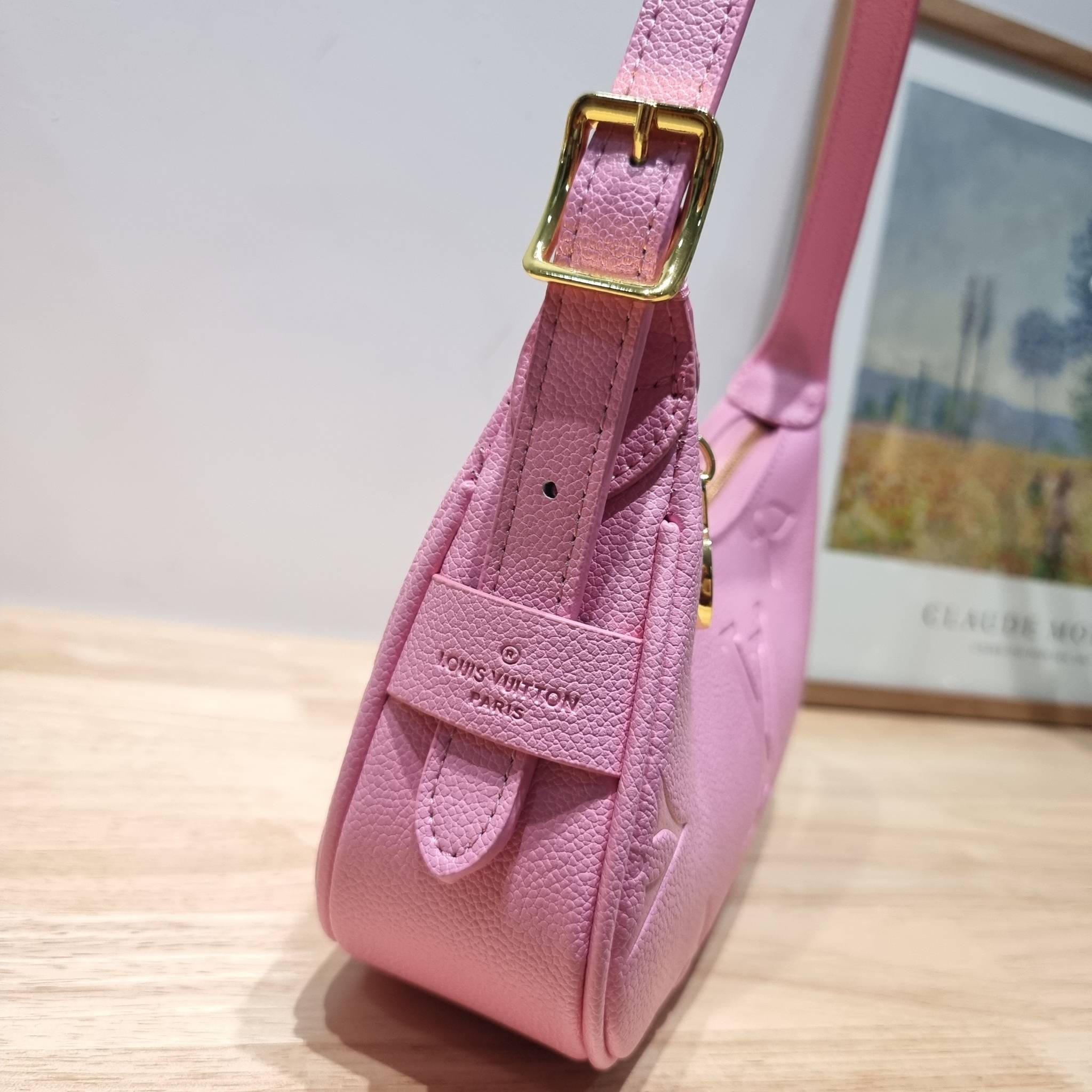 LV Mini Moon Monogram Empreinte Leather ใหม่ล่าสุด สวยสับ สวยตัวแม่ ไอเท็มเก๋ๆ ใบเดียวก็เลิศ กับกระเป๋าสะพายทรงพอช ขนาดกำลังน่ารัก พกพาง่าย รูดใช้งานสะดวกด้วยซิป ภายในเป็นช่องโล่ง มีช่องซิป ส่วนสายสะพายปรับสั้นยาวได้ตามเหมาะสม ดูดี ดูแพงทุกสี