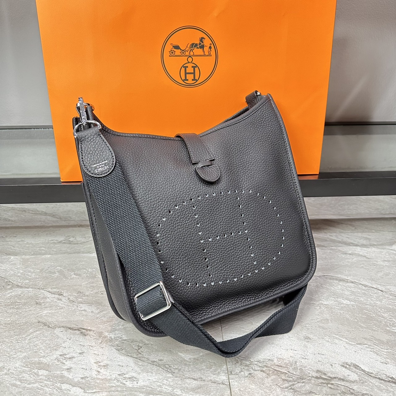 HERMES Evelyne PM Bag The Perfect Crossbody Bag 29cm กระเป๋าทรงโท้ทแบรนด์หรู เอกลักษณ์ของความสง่างาม เกรดออริ สลับแท้ 1:1 ใช้งานต่างประเทศได้