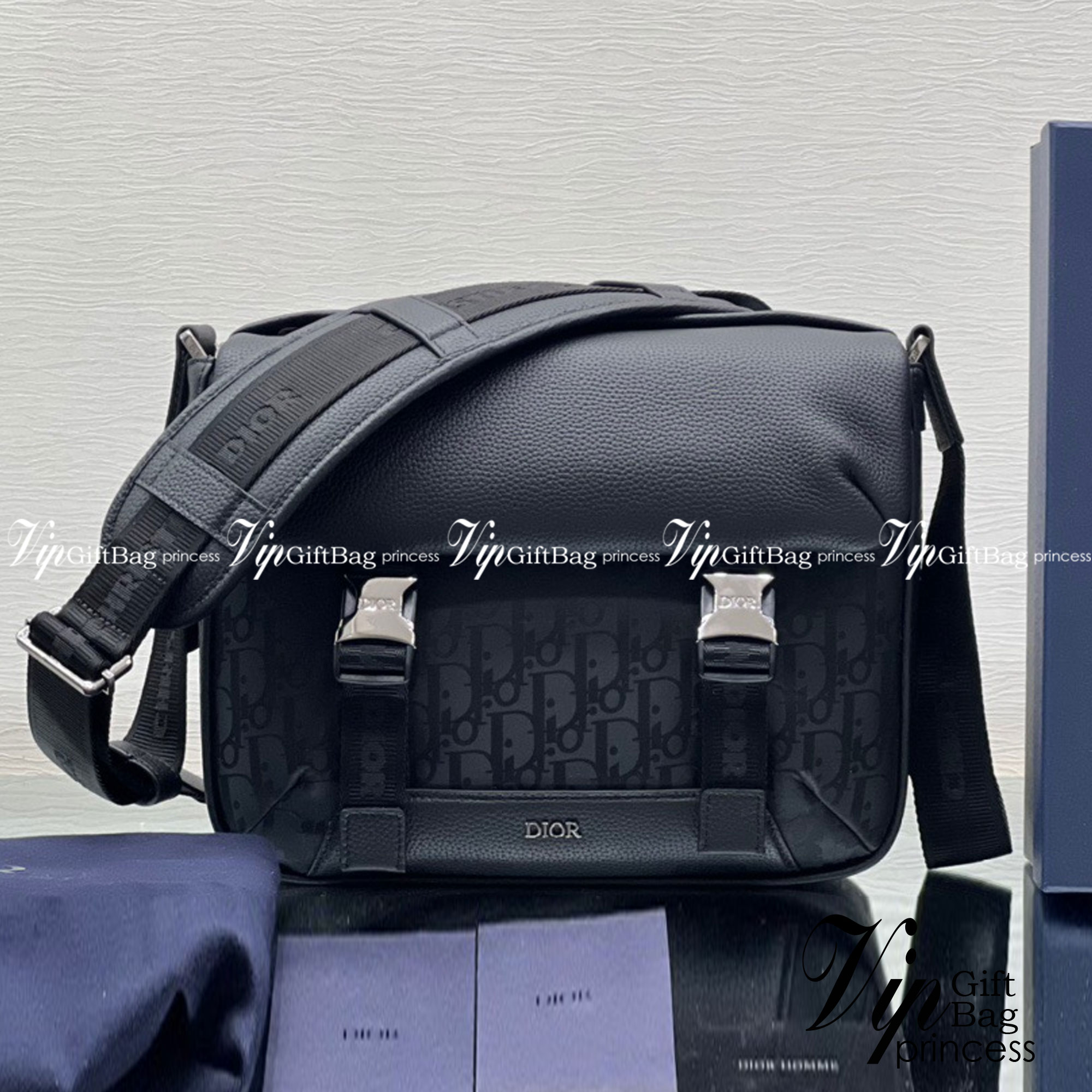 Dior Explorer Messenger Bag Black / Dior messenger bag / Dior Oblique Mirage Technical Fabric and Grained Calfskin เกรดเทพออริจินอล หนังแท้ ภาพถ่ายจากสินค้าจริง ใช้งานต่างประเทศได้