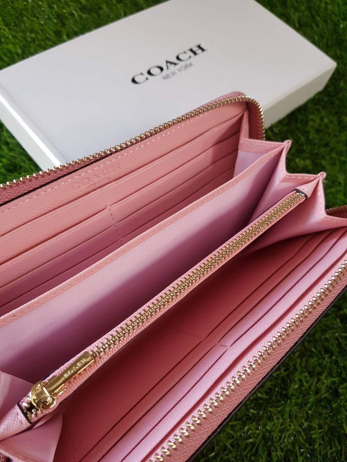 Coach longvwallet กระเป๋าสตางค์ใบยาวซิปรอบ ด้านหน้าตประดับโลโก้แบรนด์ อะไหล่ทอง ซิปแบรนด์ปั๊ม ภายในมีช่องใส่บัตร 1 2ช่อง และช่องใส่ธนบัตร 3 ช่อง มีช่องซิปกลางใส่เหรียญค่ะ