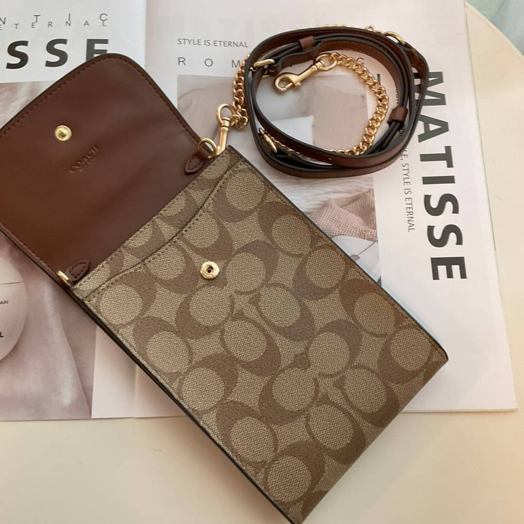 COACH RACHEL PHONE CROSSBODY IN SIGNATURE CANVAS พร้อมส่ง กระเป๋าสะพาย case phone ต้องมา ให้คุณพกพา gadget ล้ำไปได้ทุกที่ ใส่โทรศัพท์มือถือได้ทุกรุ่น ดีไซน์ใหญ่กว่าเดิม