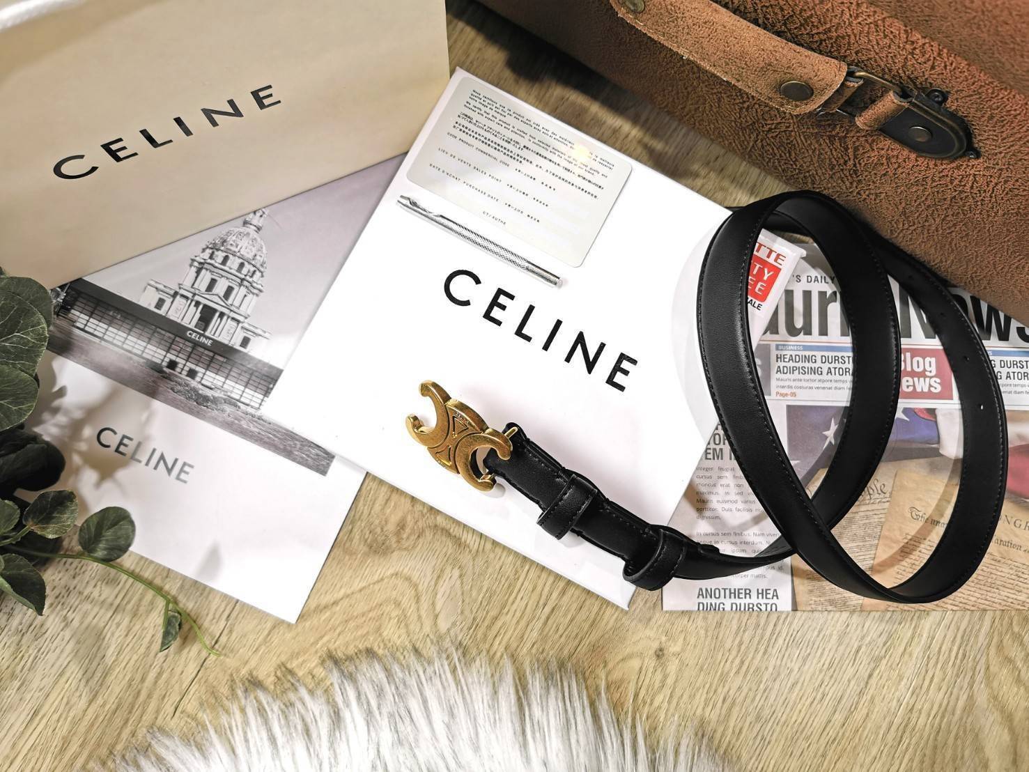 VIP 🥂 Celine Vintage Logo Leather Belt VIP เข็มขัดซีลีนใช้ได้ทั้งชายหญิง วัสดุ Calfskin หนังเรียบสวยหัวเข็มขัดโลโก้แบรนด์แบบ 3D Vintage สีทองสายปรับระดับได้ในดีไซน์เรียบหรูเข้ากับทุกลุ๊คใช้ได้ทั้งชายหญิง สินค้ามาพร้อม Original Package มีการ์ด ถุงผ