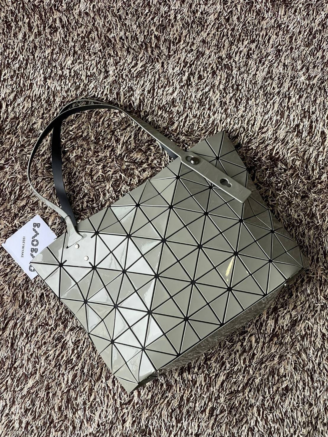 Bao Bao Issey Miyake ROCK MATTE ซีรีส์นี้จะเป็นทรงสี่เหลี่ยมผืนผ้า มีซิปปิดด้านบน ถือเป็นรุ่นที่เหมาะกับการใช้งานในชีวิตประจำวัน สามารถพับมุมและบริเวณด้านล่างของกระเป๋าเพื่อเพิ่มความสะดวกสบายในการใช้งาน ทั้งยังช่วยให้วางกระเป๋าในแนวตั้งได้อีกด้วย แผ่นต่อส