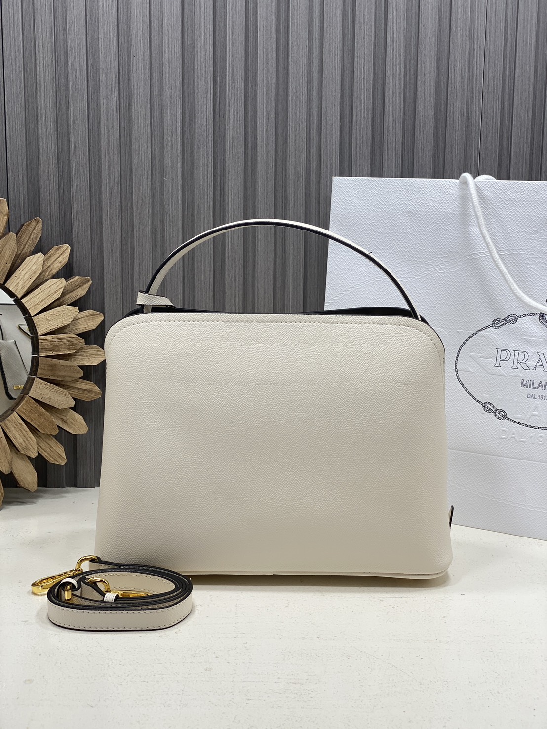 ORI หนังแท้ | Prada Matinee Medium Saffiano Leather Bag 28cm กระเป๋าสะพายทรงโฮโบสวยหรู ดีไซน์เรียบหรูตามแบบฉบับแบรนด์ ยังคงความเรียบแต่มากไว้อย่างหรูหราลงตัว ใช้งานได้หลากหลายโอกาส