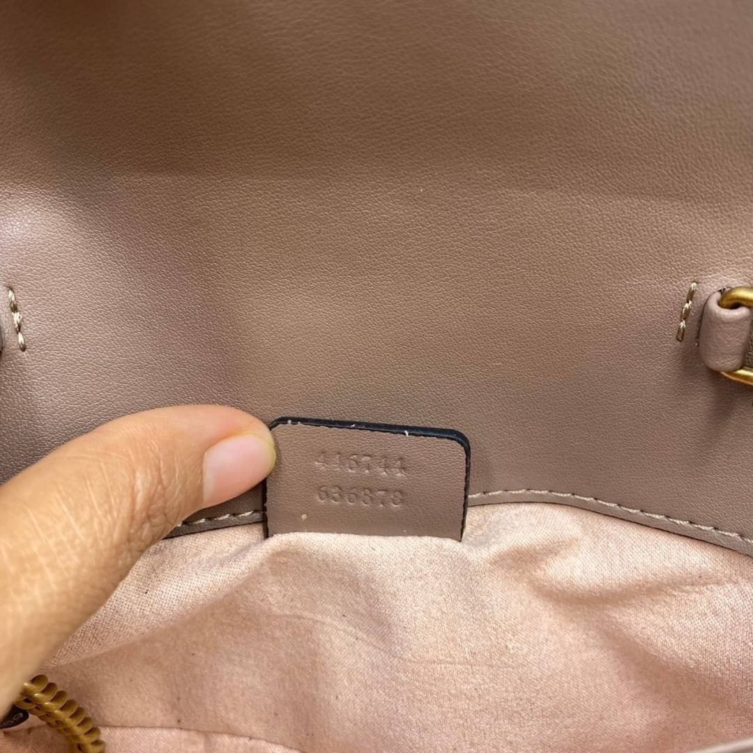 หนังแท้ GUCCI GG Marmont Super Mini กระเป๋าสะพายข้างใบเล็ก น้องมินิ น่ารั๊กมุ้งมิ้ง วัสดุหนังแท้เชฟรอน สายสะพายแบบโซ่ อะไหล่ทองหรูหรา ด้านหน้าประดับโลโก้แบรนด์หรู ทนทาน แข็งแรง น้ำหนักเบา น่ารักมุ้งมิ้ง ไม่ควรพลาดเลยค่า ภาพสินค้าถ่ายจากงานขายจริง ใช้งานต่