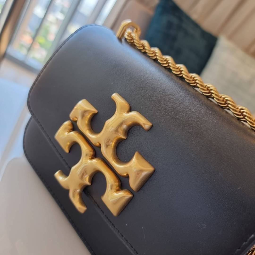 TORY BURCH ELEANOR SMALL CONVERTIBLE SHOULDER BAG ฮอตไอเท็ม รุ่นนี้ขายดีขายหมด สวยหรู คุณหนู ผู้ดี!! หายากมากแล้วน้า กระเป๋าสะพายข้าง ดีไซน์อยู่ทรง ขนาดกำลังสะดวกใช้สำหรับสาว วัสดุหนังแท้เต็มใบ สีทูโทน เปิด-ปิดด้วยแถบแม่เหล็ก ภายในแบ่งสัดส่วนได้เป็นอย่างด