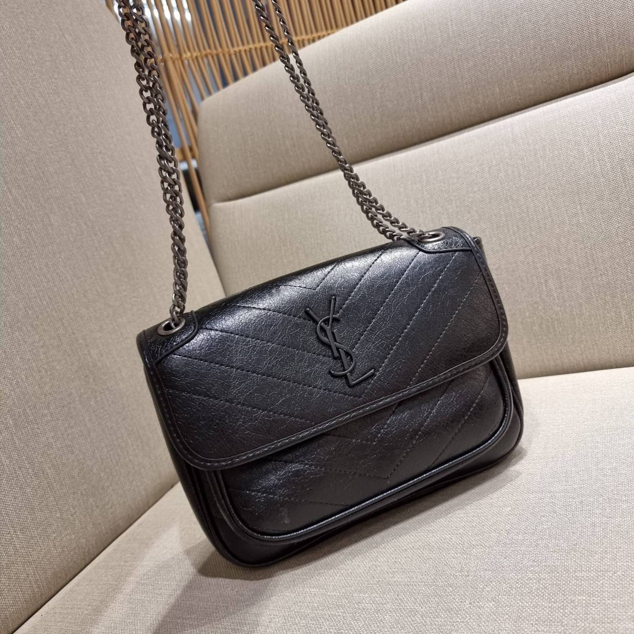 VIP 】หนังแท้ Yves Saint laurent shoulder bag กระเป๋าสะพายทรงคลาสสิค สุดฮอต ดีไซน์เรียบหรู วัสดุหนังแท้ขัดเงา สวย!! ใช้งานง่ายเพียงแค่เปิ-ปิดด้วยกระดุมแม่เหล็ก ภายในโล่งกว้าง จุของได้เลยสบายๆ กระเป๋าสตางค์ใบยาว มือถือ เครื่องสำอางค์ พาวเวอร์แบงค์ หรือจะ ga