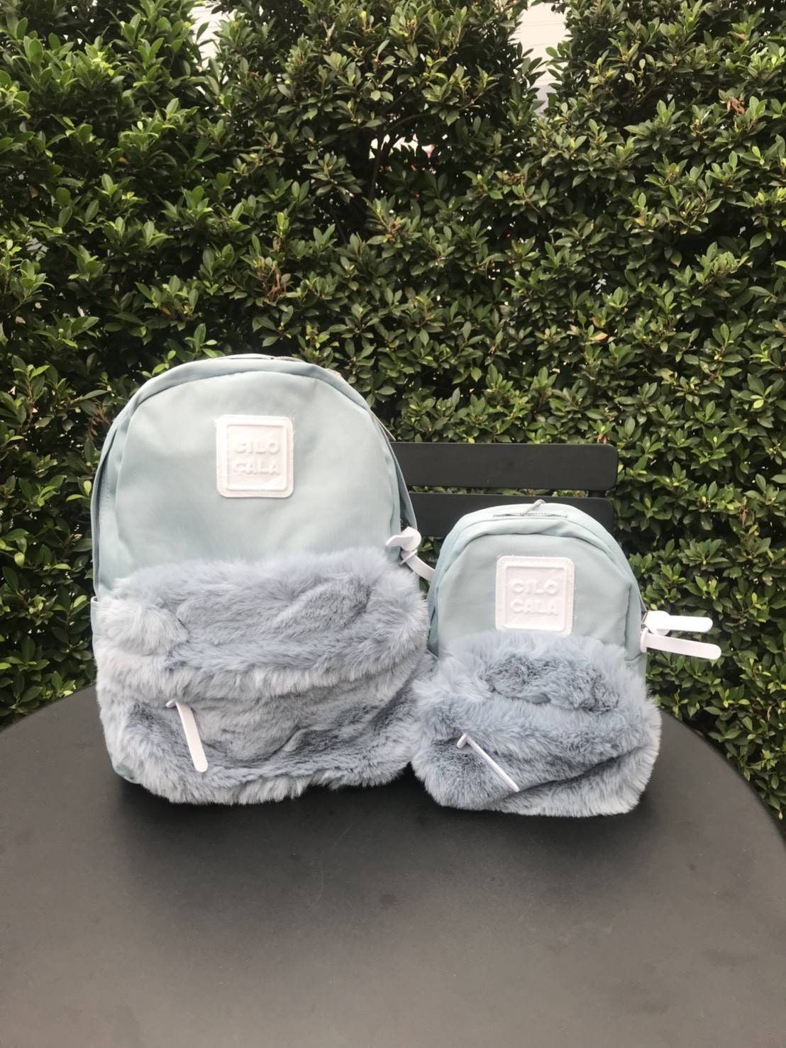 มาแล้ววว แบรนน้องใหม่ CILO CALA กระเป๋าเป้ที่ตอนนี้ฮิตในกลุ่มสาววัยรุ่นที่ญี่ปุ่น และนี้เป็นรุ่นลิมิตเตด CILOCALA FUR BACKPACK สะดุดตาตรงที่มีขนเฟอร์นุ่มนิ่ม อยู่ตรงช่องกระเป๋าซิปด้านหน้า ทำให้ใบนี้ดูน่ารัก หวาน ฟรุ้งฟริ้งขึ้น