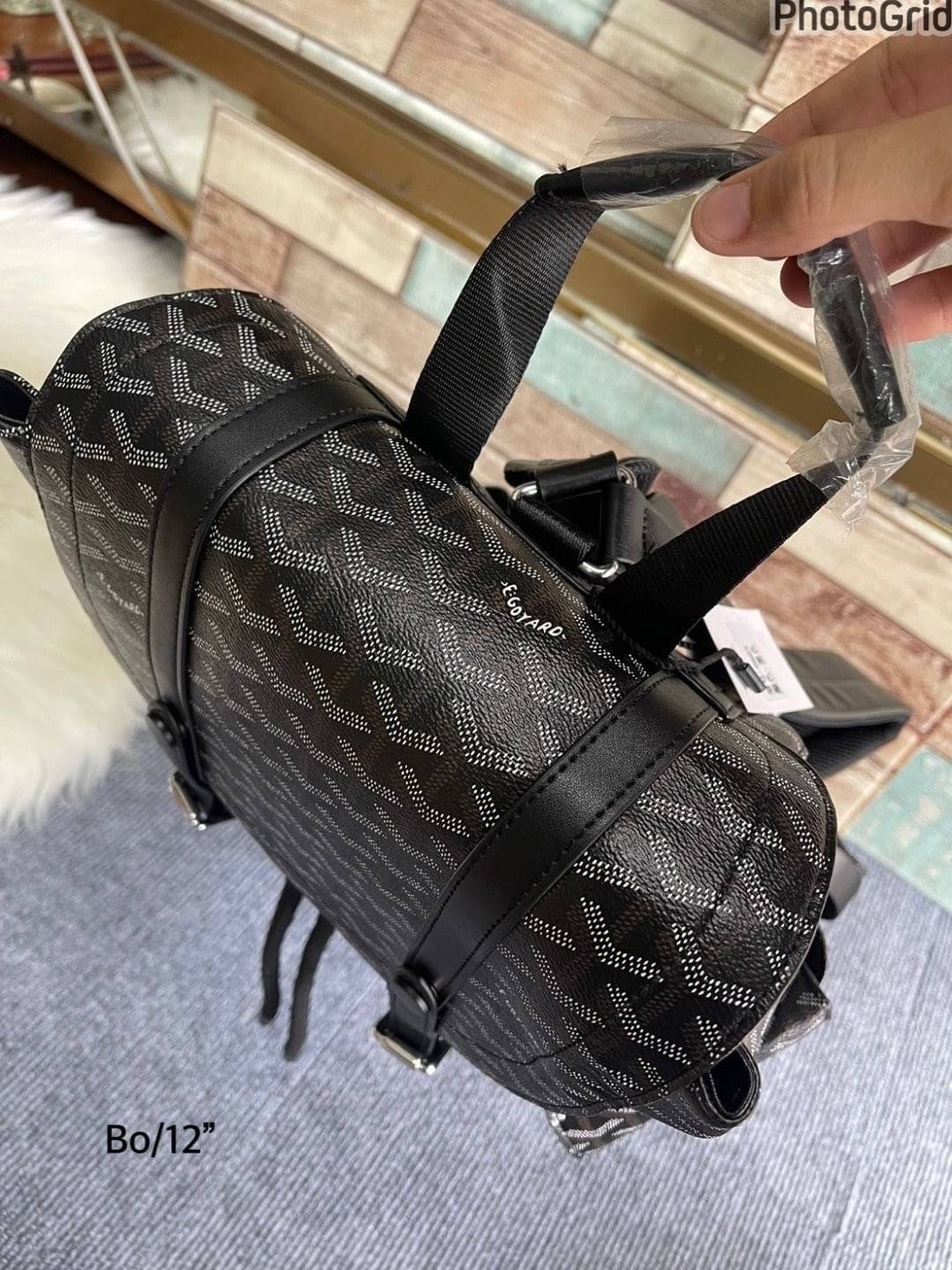 Goyard Backpack Bag Large Size กระเป๋าเป้ใบใหญ่ ดีไซน์สวยคลาสสิกเป็นเอกลักษณ์ ใช้ได้ทั้งหนุ่มๆและสาวๆ ตกแต่งลวดลายโลโก้แบรนด์เรียบหรู ภายในจุของได้เยอะมาก ใหญ่จริง!! ใบนี้คุ้มค่าราคามากๆ ทั้งดีไซน์และฟังก์ชั่นการใช้งาน ตอบโจทย์แน่นอน จะใส่เสื้อผ้าสำหรับ s