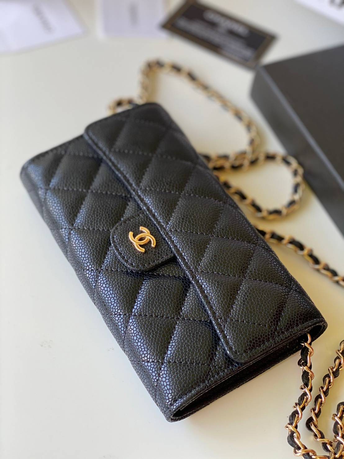 หนังแท้ CHANEL WALLET WITCH CHAIN พร้อมส่งที่ไทย ภาพสินค้าถ่ายจากงานขายจริง ใช้งานต่างประเทศได้ รุ่นยอดนิยมไอเท็มฮิตวัสดุหนังคาเวียร์สวยคลาสสิคเปิดปิดด้วยฝาปิดกระดุมด้านหน้ามีโลโก้แบรนด์อะไหล่สวยหรูดูดีมาพร้อมสายโซ่อะไหล่เงินและทอง ร้อยหนังจะสะพายไหล่ หรื
