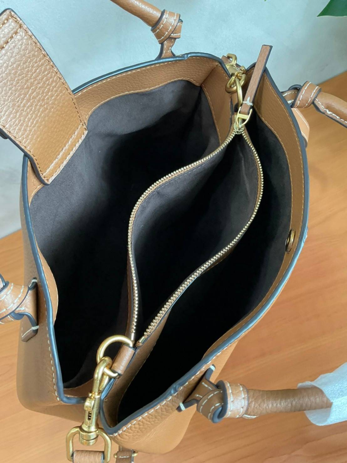 TORY BURCH Mcgraw Satchel Tote Bag (Size L) กระเป๋าถือ/สะพาย Crossbody วัสดุหนังลูกวัวแท้ 100% ด้านหน้าประดับโลโก้หนัง ตัดเป็นรูปตัว T สัญลักษณ์แบรนด์ ตัวกระเป๋าเดินด้ายเล่นลายเพิ่มลูกเล่น เพื่อความเก๋!!