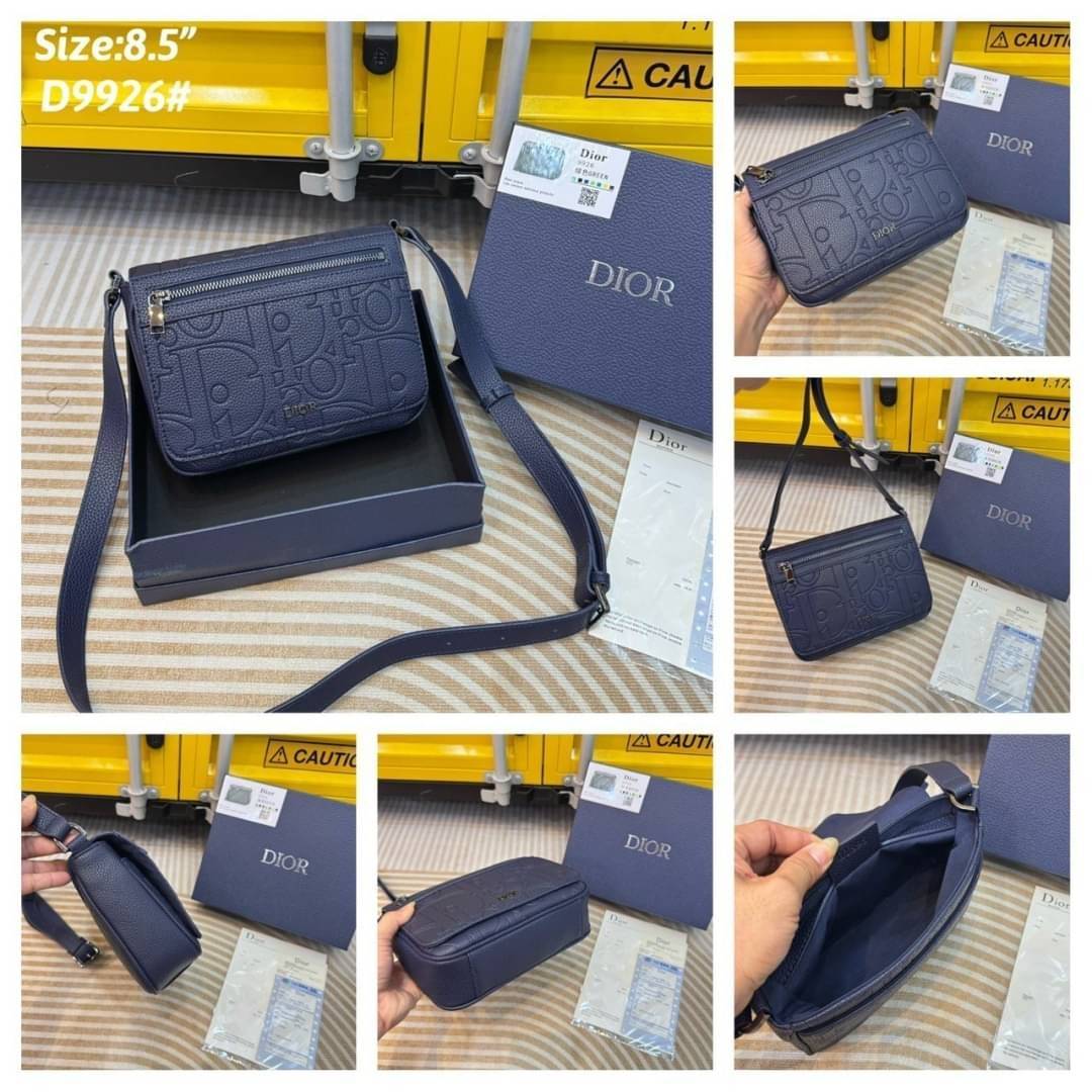 DIOR Messenger Bag with Flap กระเป๋าสะพายทรงแมสเซ็นเจอร์ รูปทรงใหม่ทันสมัย ปั้มลายแบรนด์สง่างามเหนือกาลเวลา ใหม่ล่าสุด ไอเท็มที่หนุ่มๆต้องไม่พลาด -- [รับตัวแทนกระเป๋า]