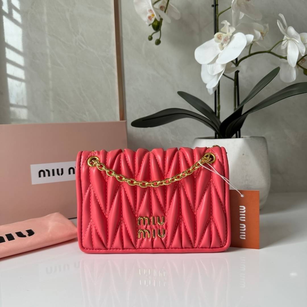 Miu Miu Matelassé Nappa Leather Mini Bag / Miu Miu Woman’S Bag Chain Mini bag กระเป๋ามินิรูปทรงสี่เหลี่ยมวัสดุหนังNappa มีความนุ่มมือและเงางาม