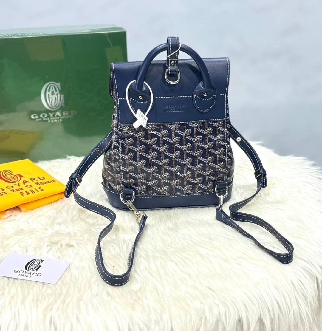 Goyard Alpin Mini Backpack กระเป๋าเป้สะพายหลัง ปรับถือหรือสะพายข้างได้อย่างลงตัว ไซส์มินิ 19cm ขนาดกำลังสวยน่าใช้ ภายในโล่งกว้าง ใส่ของสำคัญได้ ใบนี้คุ้มค่าราคามากๆ ทั้งดีไซน์และฟังก์ชั่นการใช้งาน ตอบโจทย์แน่นอนจ้า
