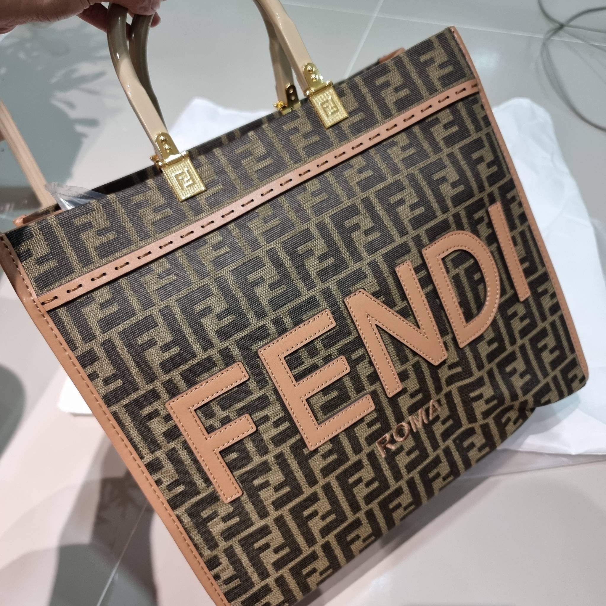 FENDI SHOPPING TOTE BAG / FENDI TOTE BAG กระเป๋าถือ/สะพายไหล่ ทรงสวย หรู ดูโดดเด่น ดีไซน์ทันสมัย วัสดุผ้าท็อปแคนวาสปั๊มลายแบรนด์รอบใบ ภายในโล่งกว้างมาก มาพร้อมหูจับในตัวและสายสะพายไหล่ ใช้งานได้ 2IN1