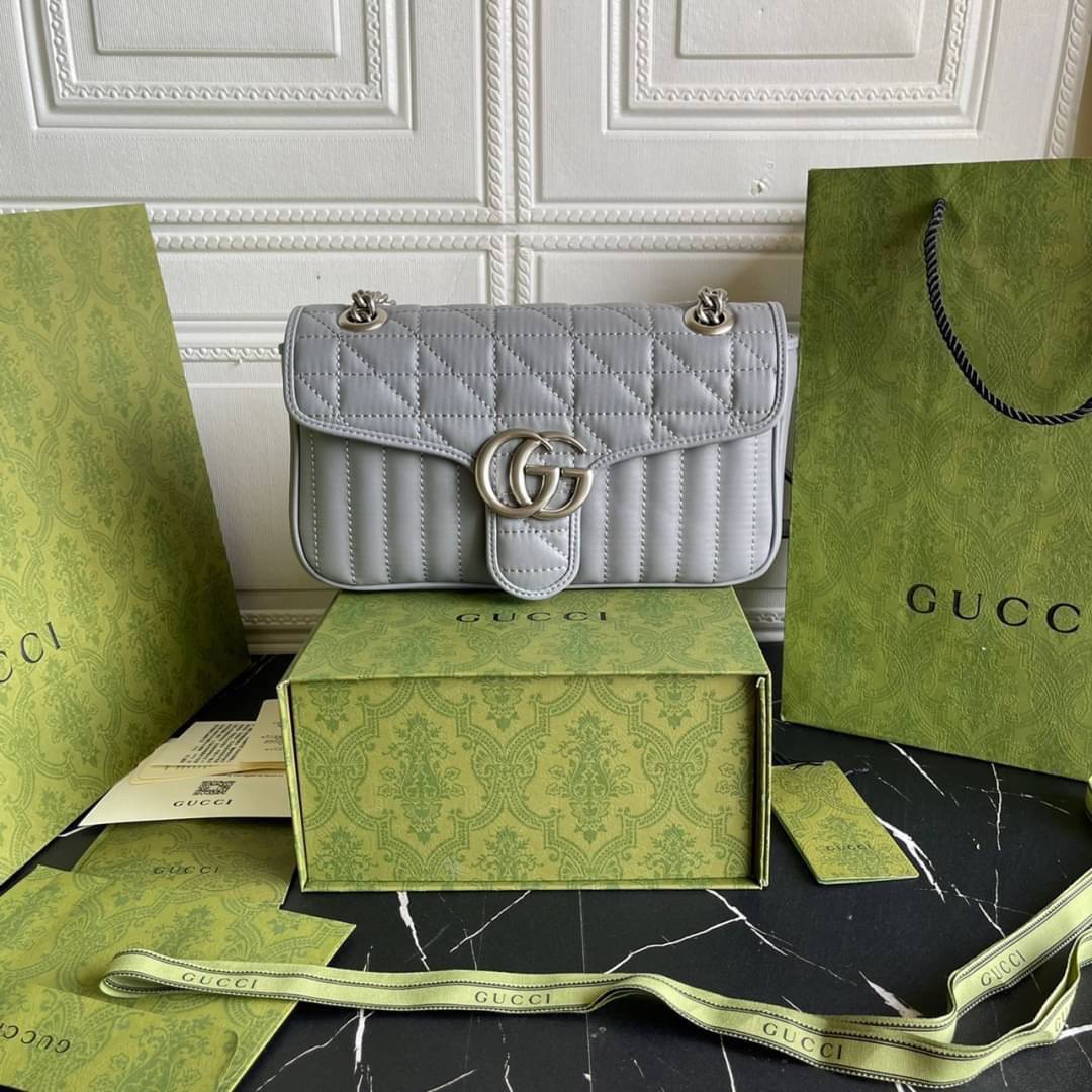หนังแท้ 26cm GUCCI GG Marmont leather shoulder bag แบบใหม่ล่าสุด ราคานี้หนังแท้คือคุ้มมากเลยค่าสาวๆ ต้องจัดแล้วน้าา ยกระดับความหรูให้กับตัวเองกันหน่อย ด้วยกระเป๋ารุ่นนี้!! ครอสบอดี้ที่ดีไซน์หรู อัพเลเวล ในราคาที่จับต้องได้ พร้อมเสิร์ฟความสวยตรงถึงบ้านแล้ว