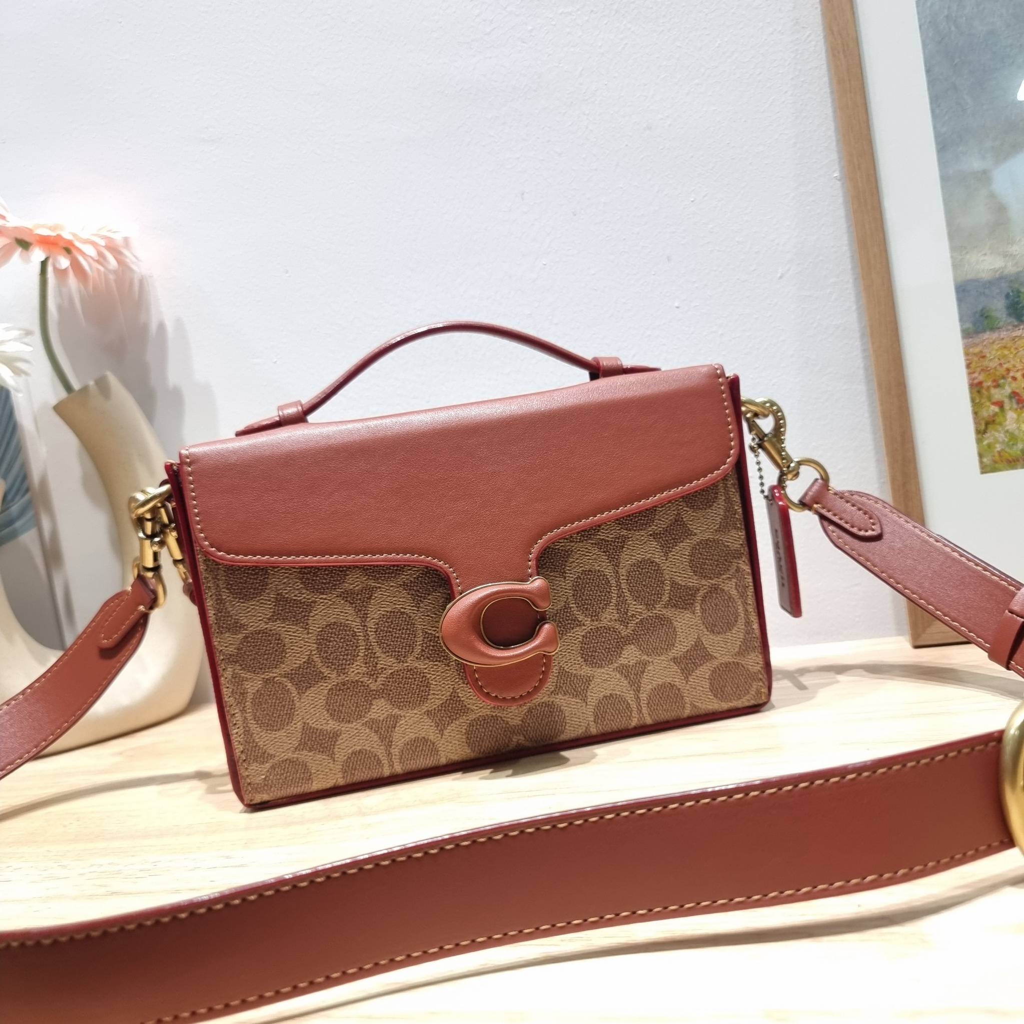 COACH CH798 TABBY BOX BAG IN SIGNATURE CANVAS ดีไซน์ใหม่ปี 2023 กับกระเป๋าสะพายมัลติฟังก์ชั่น ครบครัน ใช้งานได้หลากหลาย สวยคมชัด คลาสสิคใช้ได้ทุกลุค
