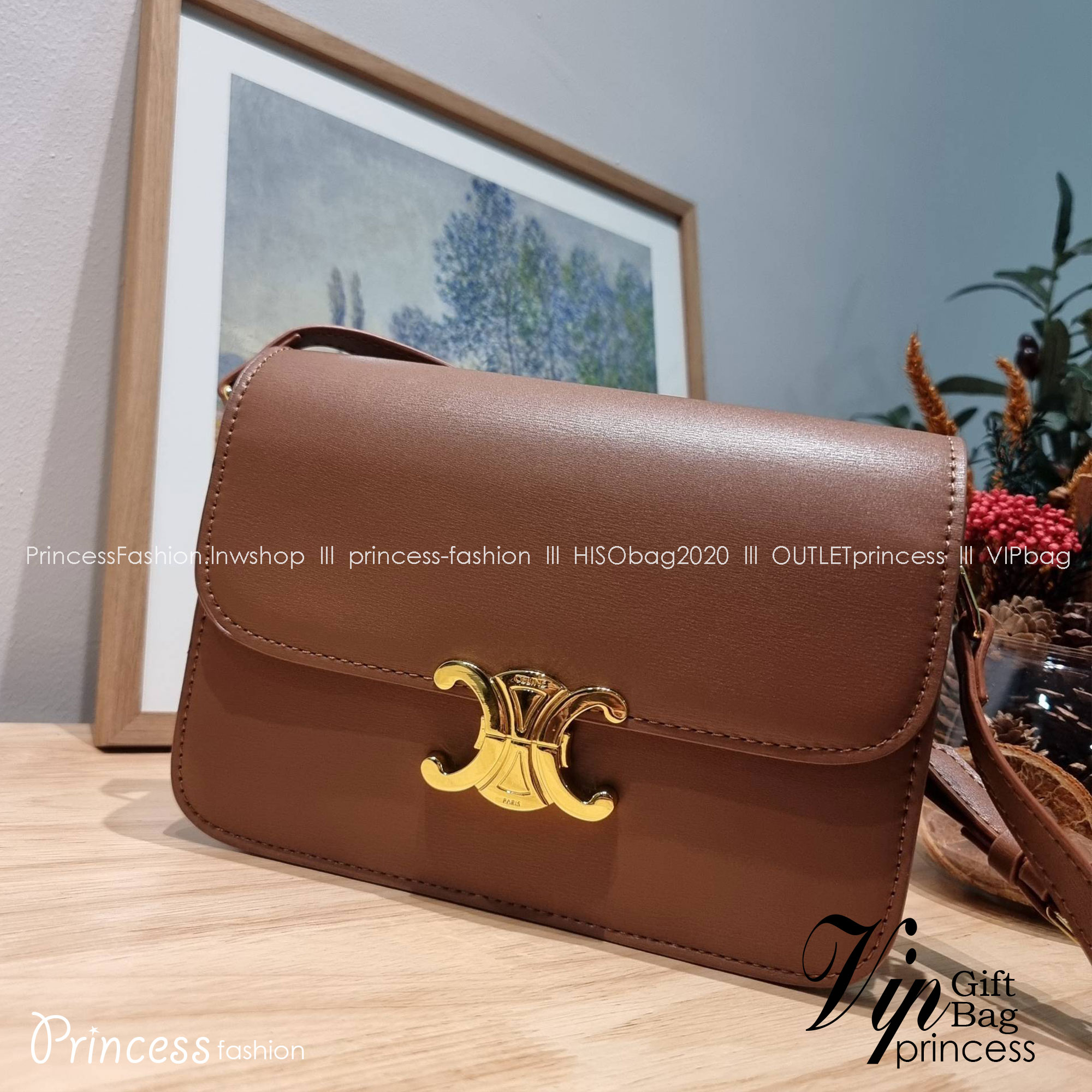 CELINE CLASSIQUE TRIOMPHE BAG IN SHINY CALFSKIN ไอเท็มสุดคลาสสิค ที่ขาดไม่ได้ กระเป๋าสะพายทรงสวยคลาสสิค แฝงความผู้ดี ที่ใช้ได้ทั้งชายหญิง