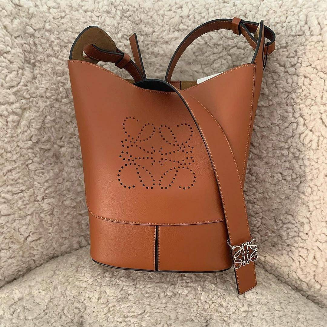 LOEWE HOBO LEATHER SHOULDER BAG VIP GIFT WITH PURCHASE (GWP) กระเป๋าหนังแท้พรีเมี่ยมกิ๊ฟ Limited Edition จาก LOEWE PERFUME DUTYFREE รุ่น Rare items วัสดุหนังแท้ Lambskin หนังนิ่มสวยดีไซน์หรูด้านหน้าฉลุโลโก้ Loewe Anagram คงเอกลักษณ์แบรนด์ ภายในโล่งกว้างวั