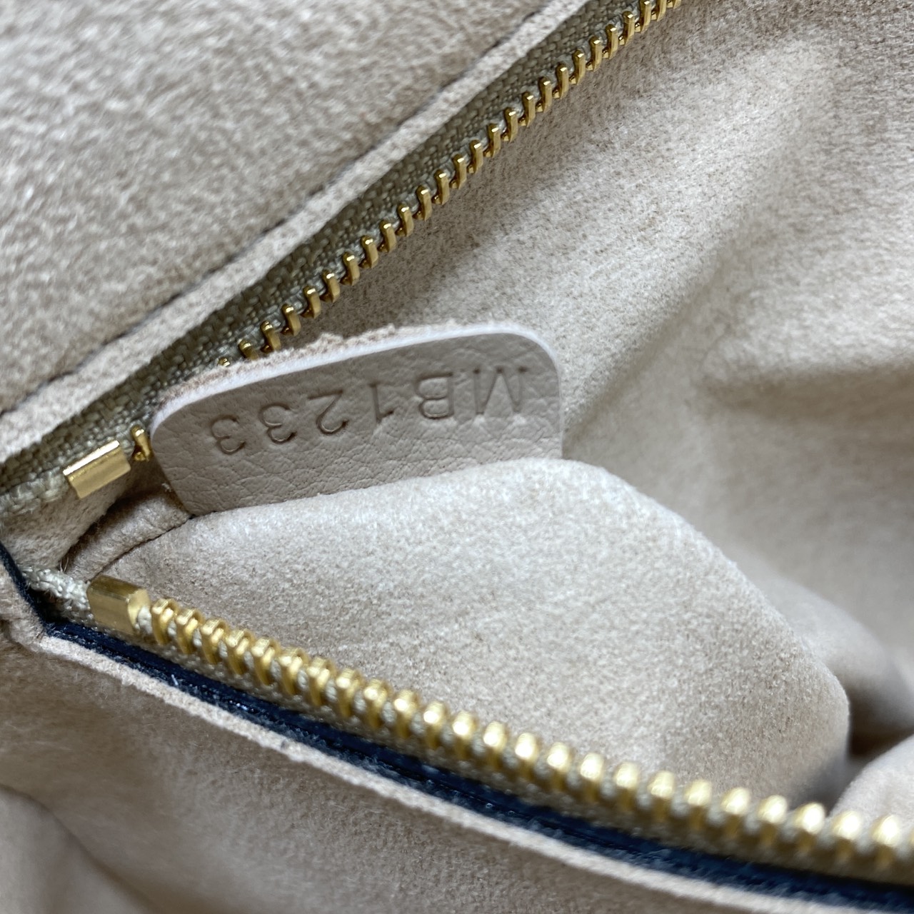 TOP ORI หนังแท้ | เกรดดีสุด LV Soft Twist Handbag กระเป๋าถือสุดไอคอนิก ถือเป็นกระเป๋าคู่ใจที่สมบูรณ์แบบสำหรับทุกวัน โดยผสมผสานแฟชั่นเข้ากับความสบาย