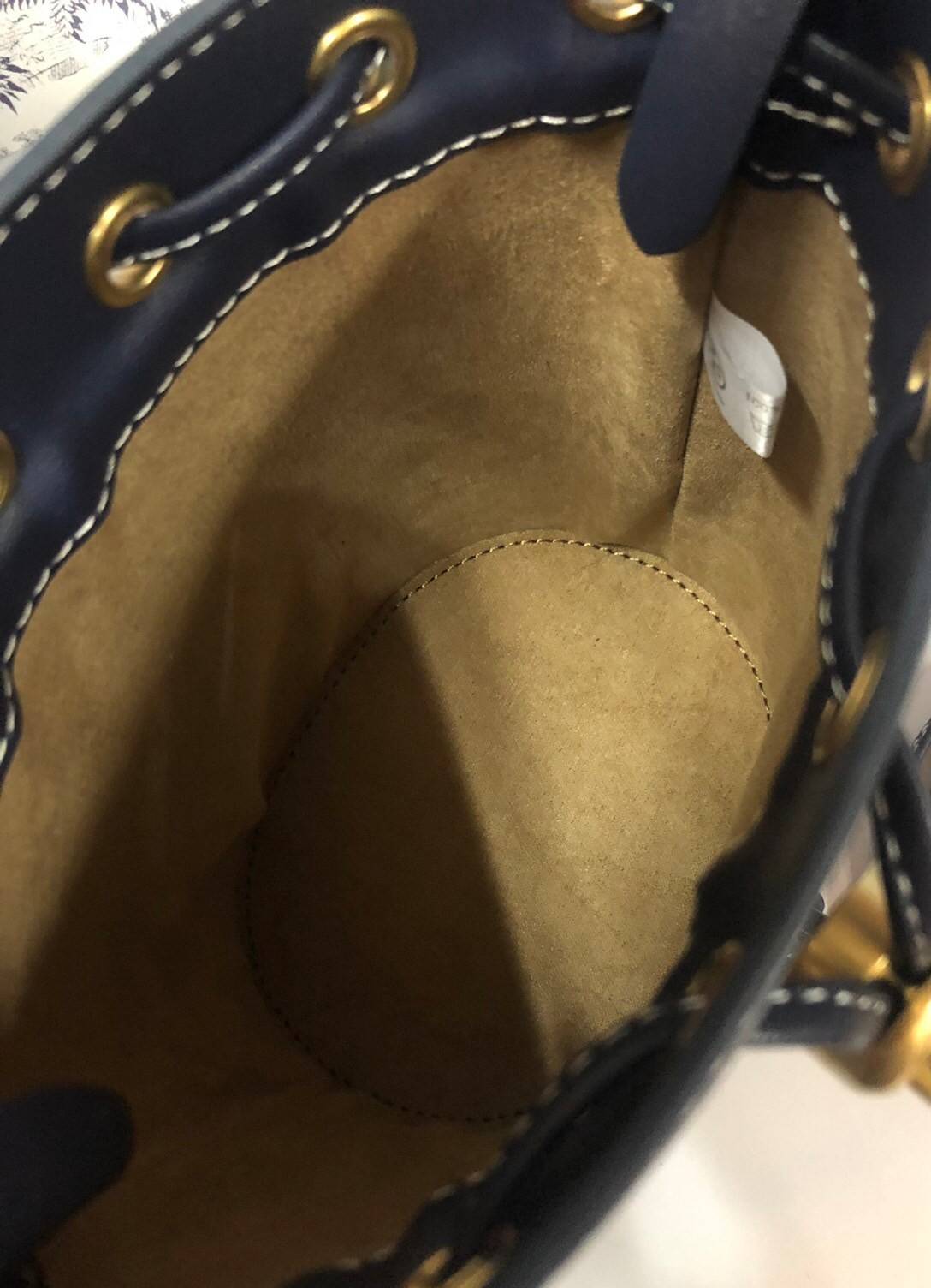 Mini : Tory Burch T Monogram Chenille Bucket Bag เปิดตัวอีกหนึ่งรุ่นกับกระเป๋าลาย T MONOGRAM รุ่นใหม่ล่าสุดจาก TORY BURCH พลาดไม่ได้กับโลโก้สุดคลาสสิก ลวดลาย T Monogram คือวัสดุ chenille หรือที่เรียกว่า ด้านไหมกำมะหยี่ มารังสรรค์ลงบนกระเป๋าBucketใบนี้ เป็