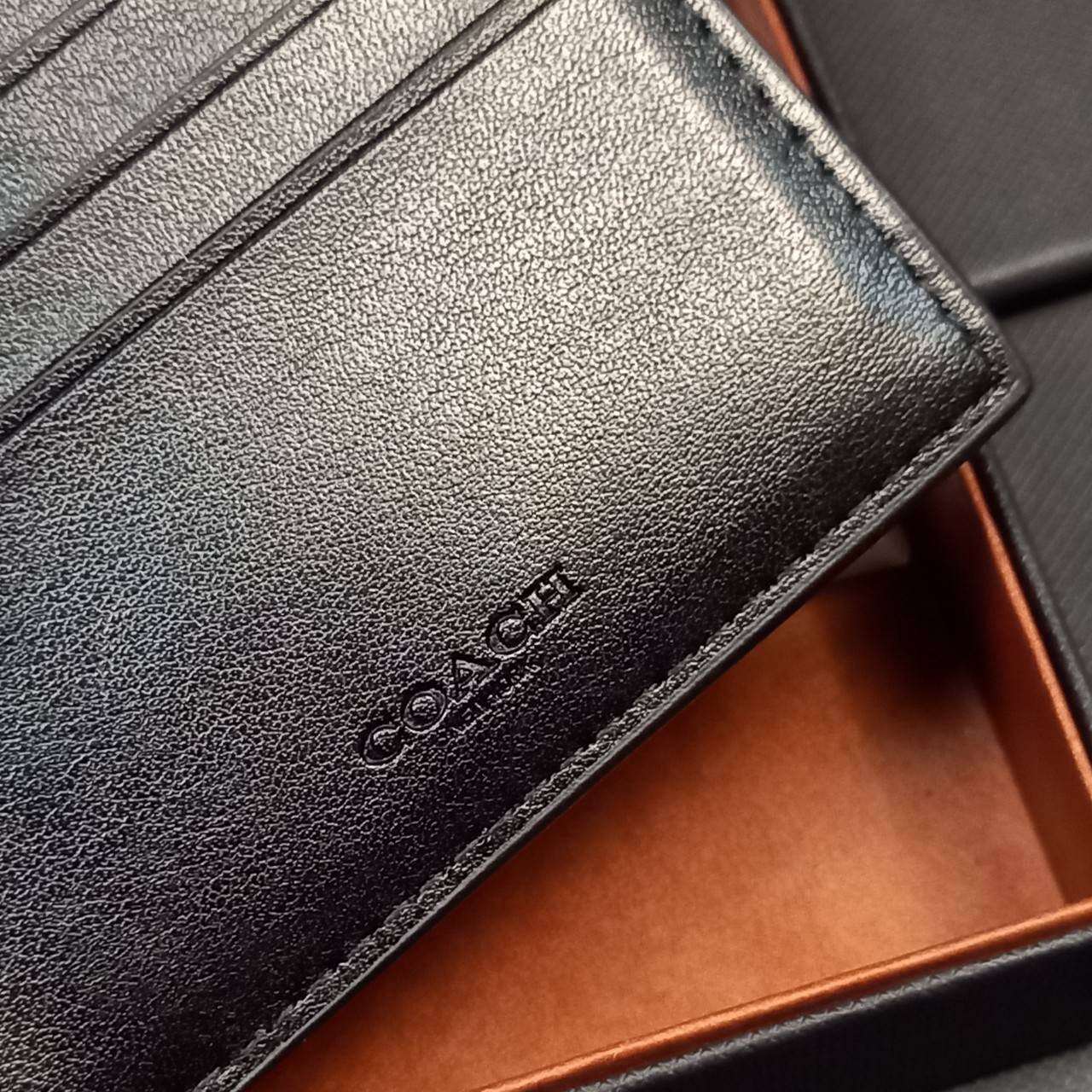 COACH 3-IN-1 WALLET IN SIGNATURE CANVAS WITH VARSITY STRIPE WITH KEY FOB LIMITED BOX(COACH F26072)🍁กระเป๋าสตางค์ มี ID ใบลูก สำหรับใส่บัตรแยก มีพวงกุญแจ ใช้แล้วดูหล่อสุดๆ🔸️**จะใช้เอง หรือเป็นของขวัญให้คนสำคัญ ก็ตอบโจทย์มากๆ **รับประกันว่า 