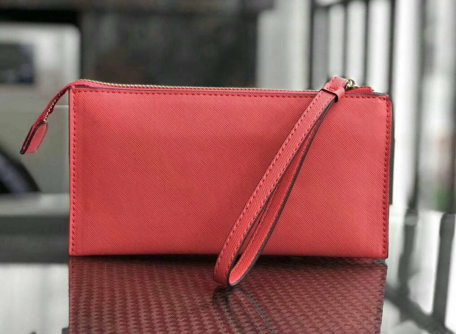 KATE SPADE Wallet Clutch Bag กระเป๋าทรงคลัชสุดคุ้มหนัง Saffiano ด้านหน้ามีโลโก้แบรนด์ มาพร้อมสายคล้องมือ เปิดปิดด้วยซิปสะดวกใช้ สามารถใส่แทนกระเป๋าสตางค์ใบยาว ภายในแบ่งออกเป็น3ช่องหลัก มีช่องใส่บัตร เครื่องสำอาง เครื่องเขียน เหรียญ ไส่ไอโฟนพลัส ได้ค่ะ มีก