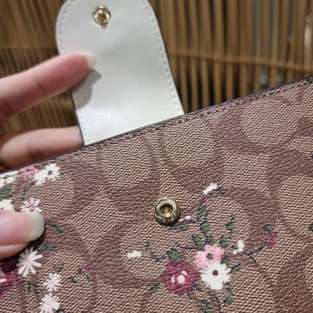 COACH C3371 TECH PHONE WALLET WITH SPACED WILDFLOWER ดีไซน์ใหม่ คอลเลคชั่นสวยหรู กระเป๋าสตางค์พร้อมสายคล้องมือ ง่ายต่อชีวิตมากจ้า!! มันดีอะไรเบอร์นี้ ใส่ได้ทั้งบัตร และโทรศัพท์ก็ใส่ได้ทุกรุ่น แถมยังมีช่องซิปแยกไปอีก ช่องเยอะไม่ต้องห่วงจริงๆ วัสดุหนังแคนวา